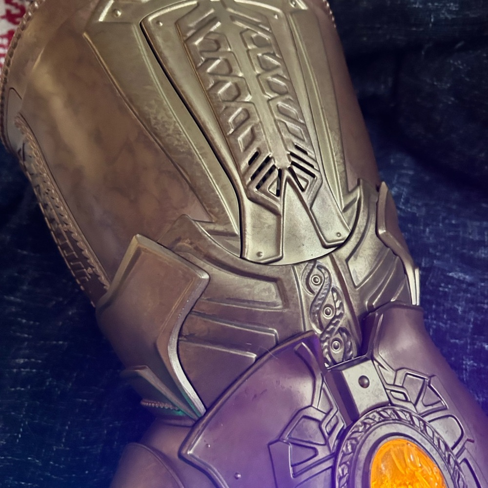 Marvel Infinity Gauntlet Toy with Multicolor Stones - Picture 8 of 8